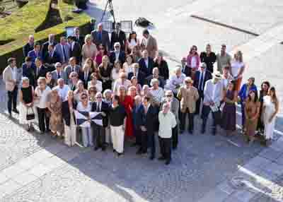 Autoridades, parlamentarios y representantes de la asociaci�n de la Casa de Ceuta en Sevilla en el acto  