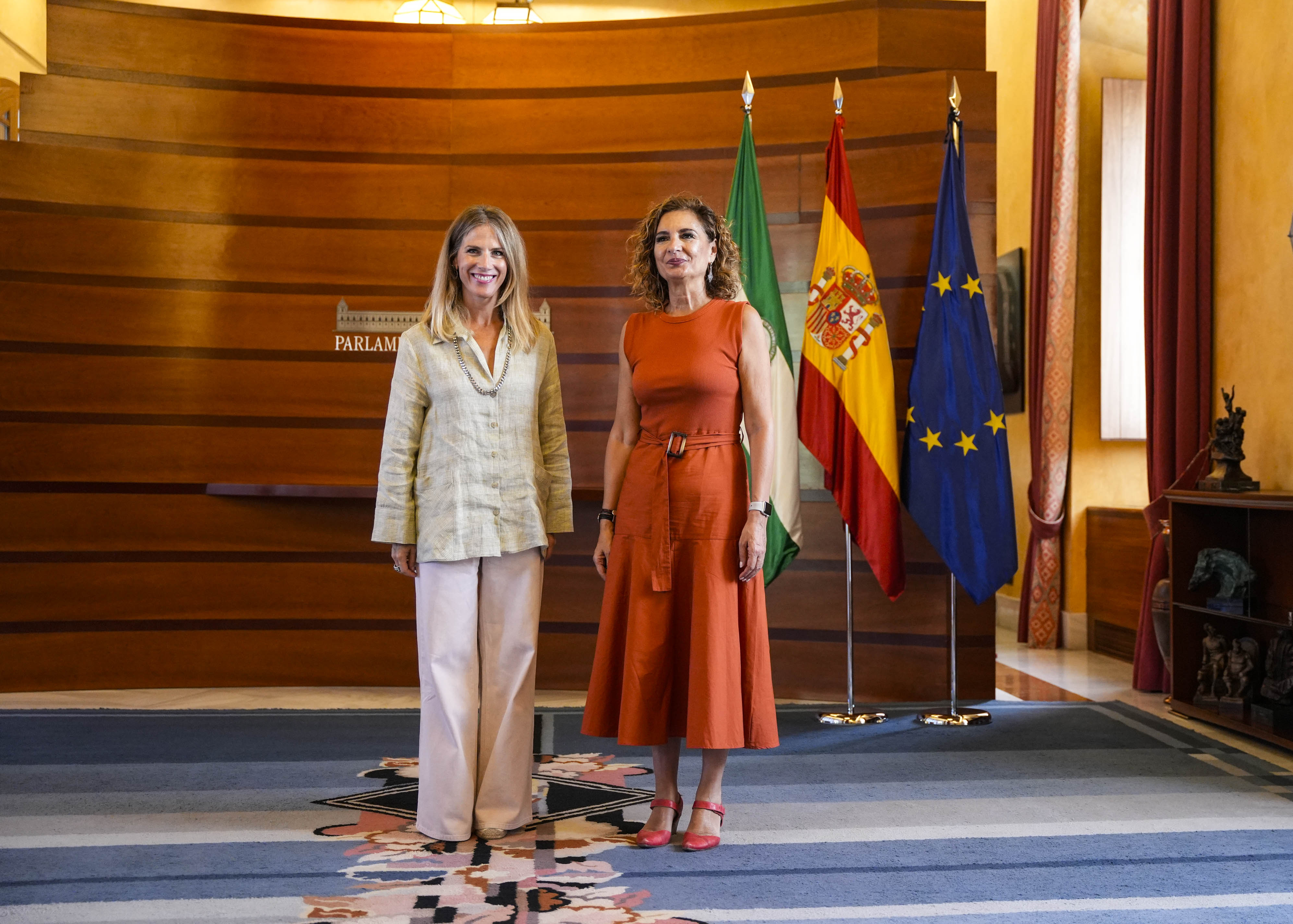  Ana Mestre, presidenta del Parlamento, y Mar�a Jes�s Montero, portavoz del G.P. Socialista