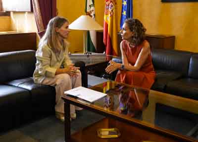  La presidenta del Parlamento y la portavoz del Grupo Socialista conversan en el sal�n de protocolo
