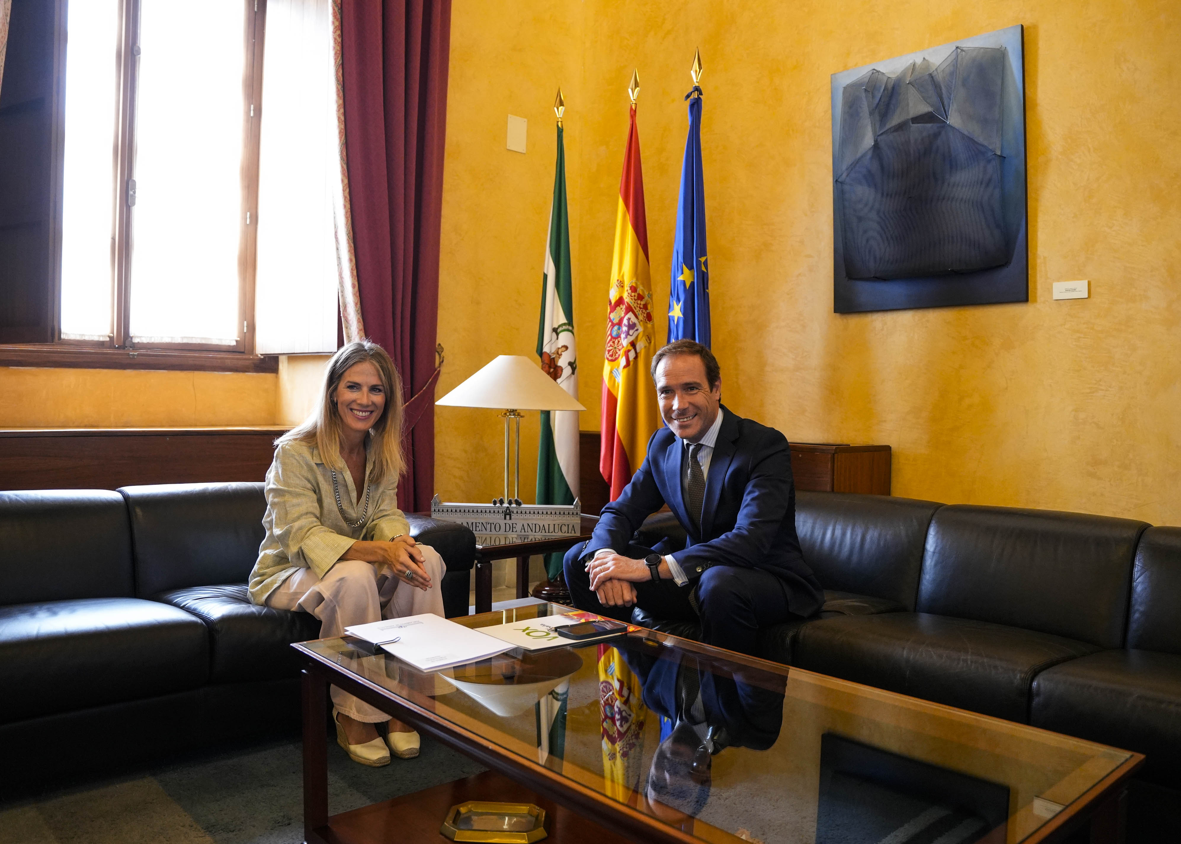 La presidenta del Parlamento y el portavoz del Grupo Vox han mantenido un encuentro en el sal�n de protocolo 