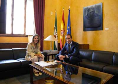 La presidenta del Parlamento y el portavoz del Grupo Vox han mantenido un encuentro en el sal�n de protocolo 