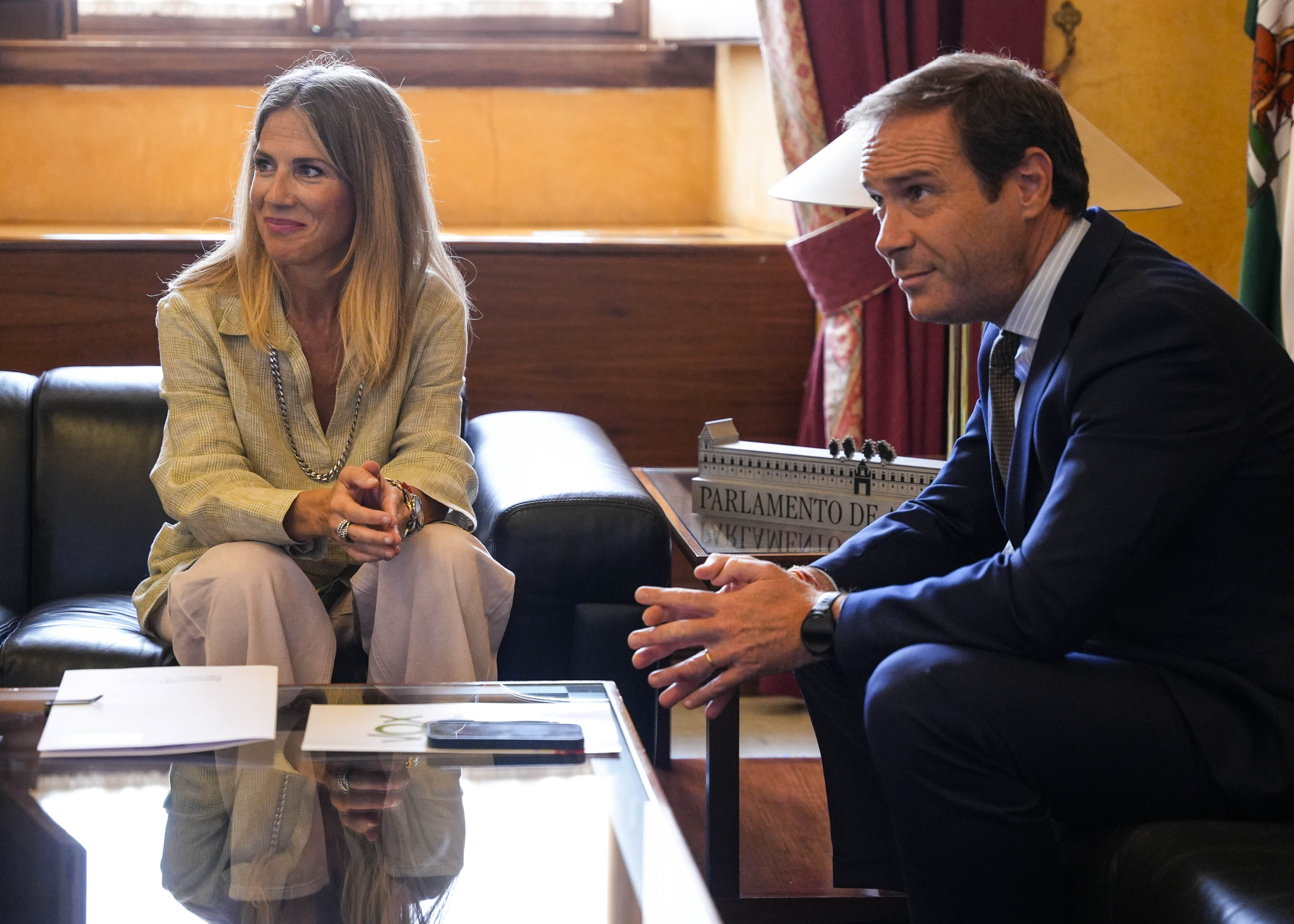 Ana Mestre, presidenta del Parlamento, y Javier Cort�s, portavoz del G.P. Vox 