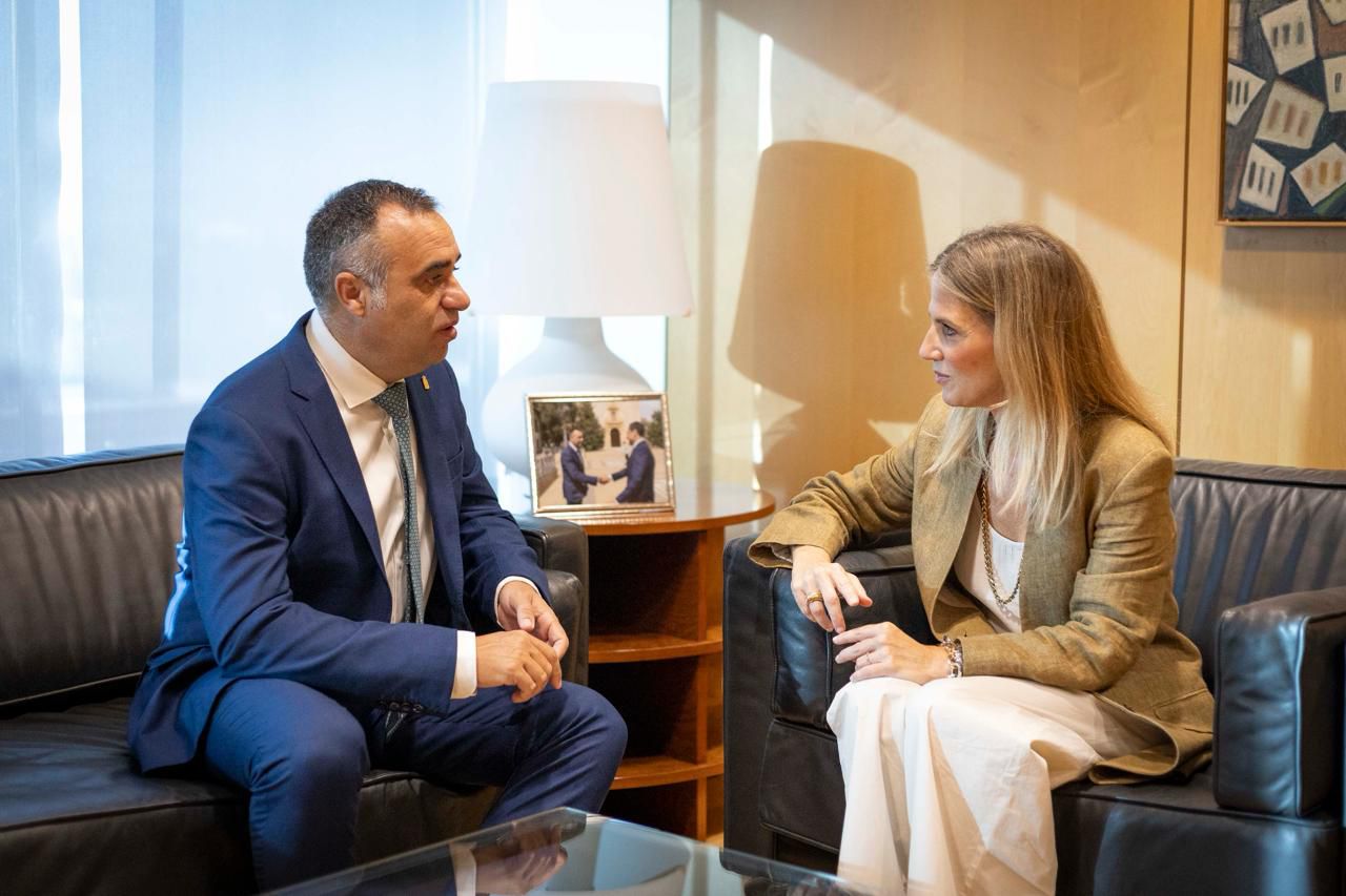 La presidenta del Parlamento, Ana Mestre, conversa con el presidente de la Diputaci�n de Granada, Francis Rodr�guez
