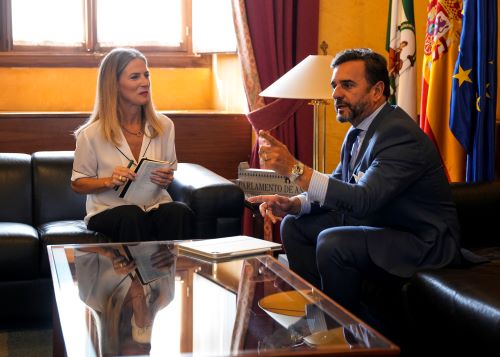  La presidenta del Parlamento, Ana Mestre, conversa con el presidente de la C�mara de Cuentas, Alejandro Cardenete