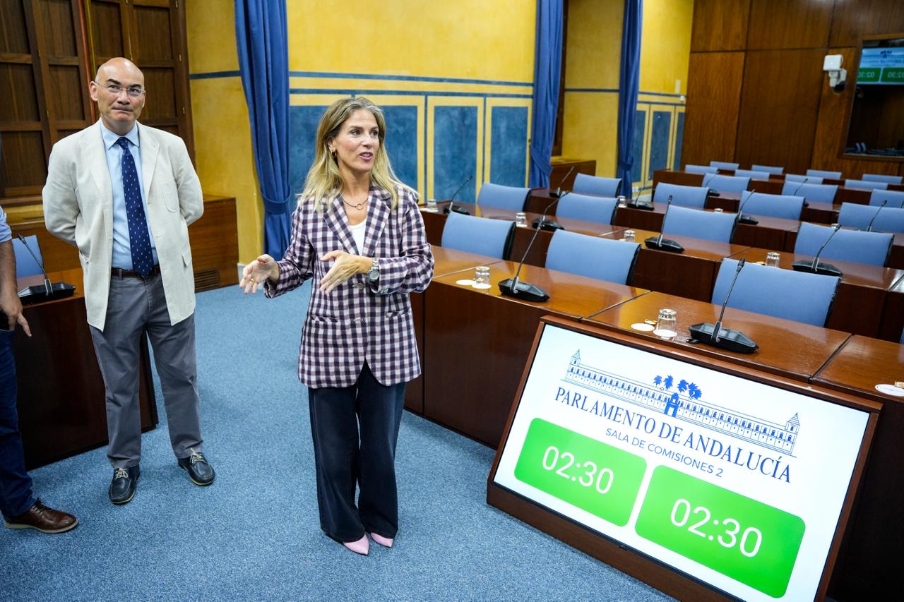  La presidenta del Parlamento, Ana Mestre, y el letrado mayor, Manuel Carrasco, durante la presentaci�n de los nuevos equipos multimedia