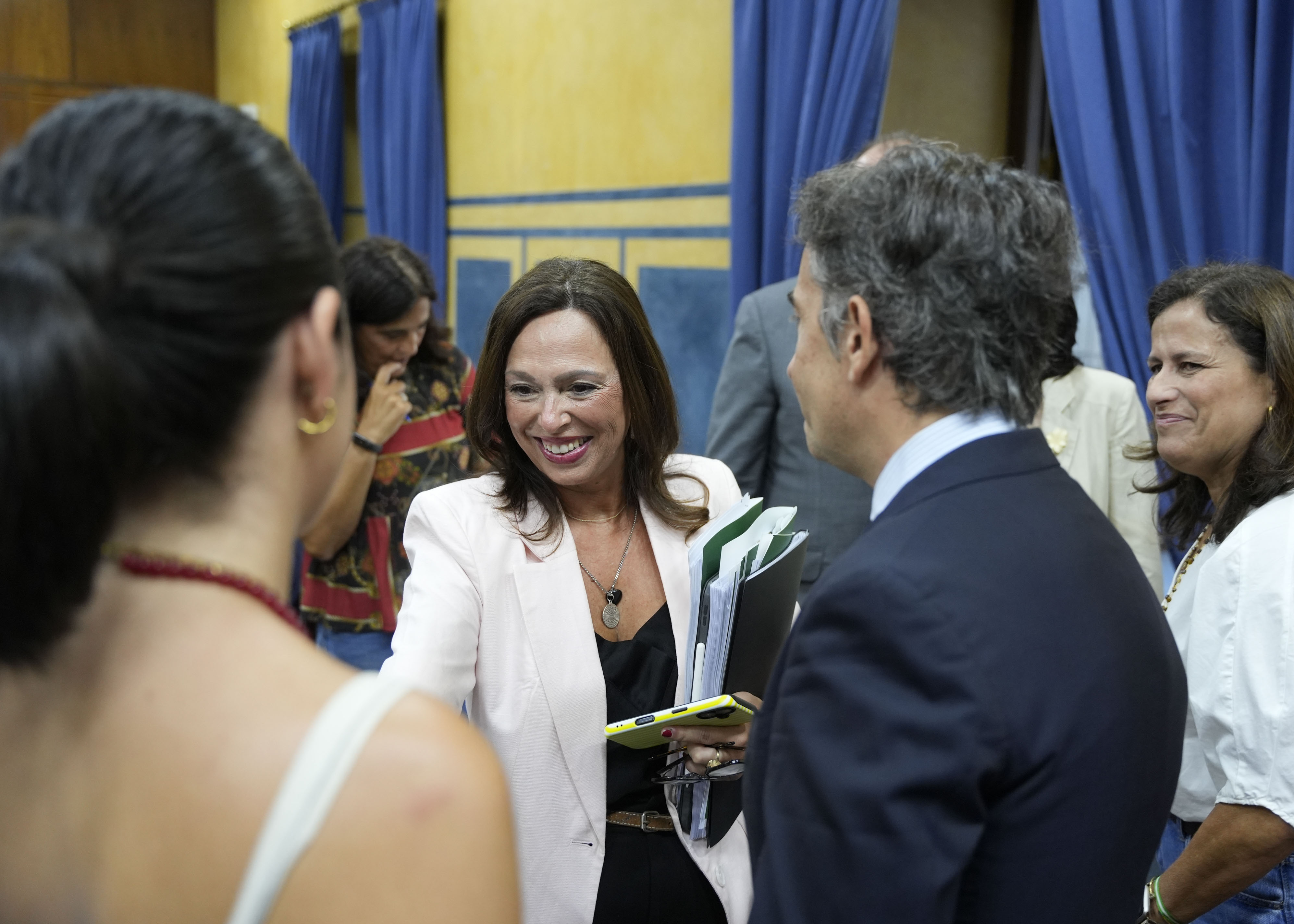  La consejera Roc�o D�az es saludada por los diputados a su llegada a la comisi�n