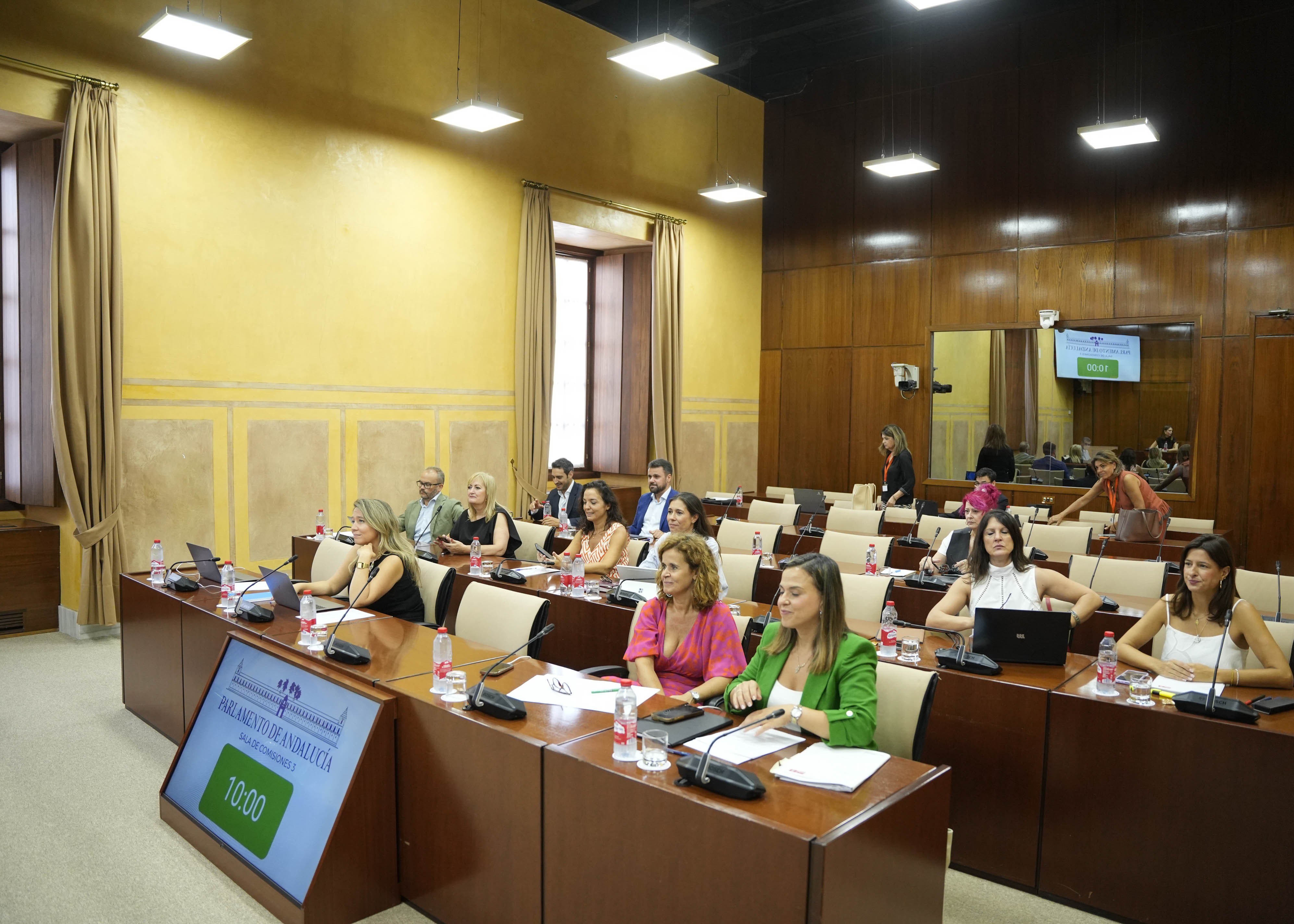  Miembros de la comisi�n de Universidad, Industria, Energ�a e Innovaci�n en la sesi�n de hoy