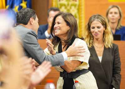 El presidente de la Junta de Andaluc�a felicita a la nueva diputada 