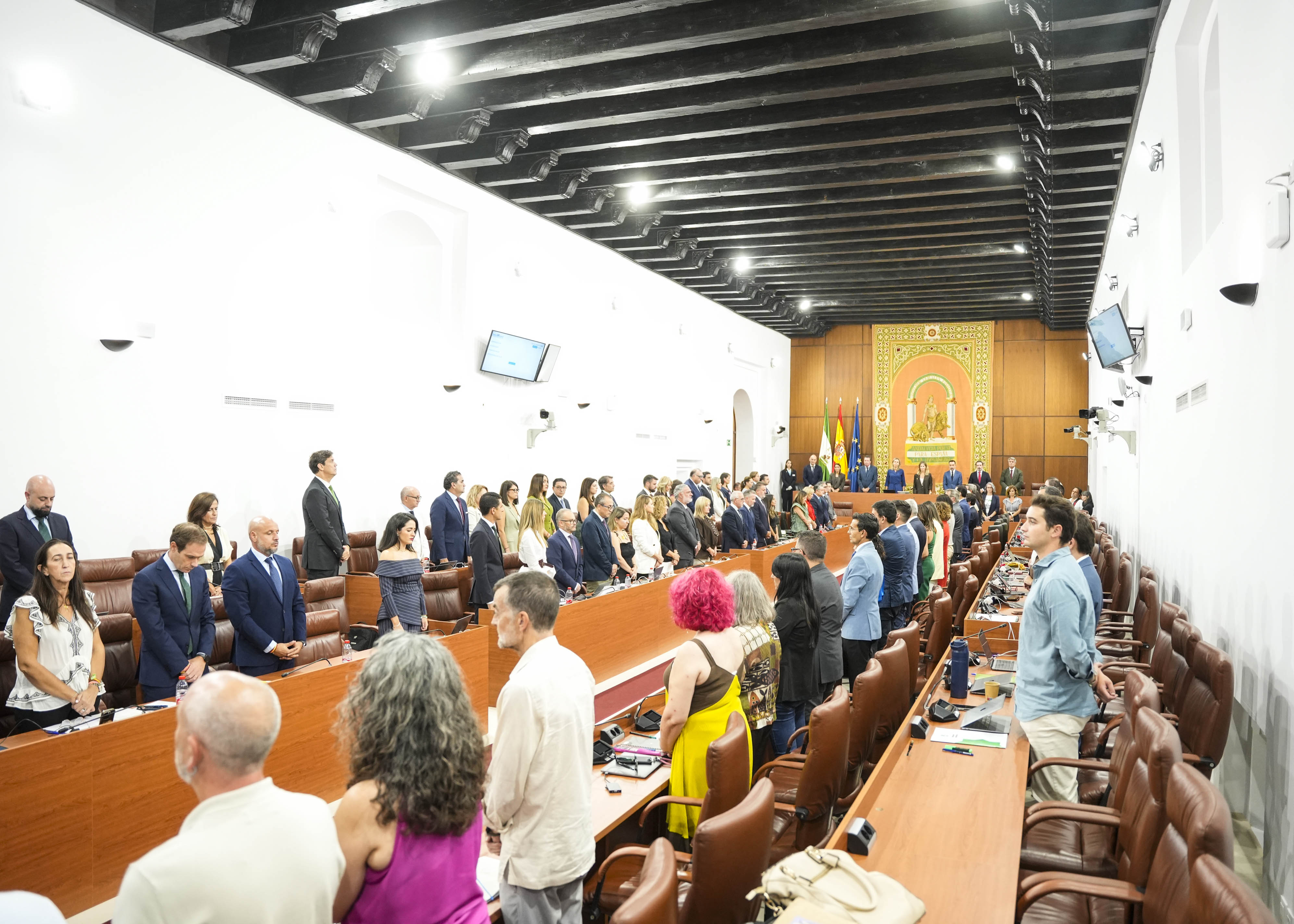   El Pleno del Parlamento de Andaluc�a guarda un minuto de silencio al inicio en memoria de Melinda, v�ctima de violencia de g�nero, y en recuerdo de I�aki Gonz�lez, delegado de protecci�n de datos de la C�mara andaluza, recientemente fallecido 