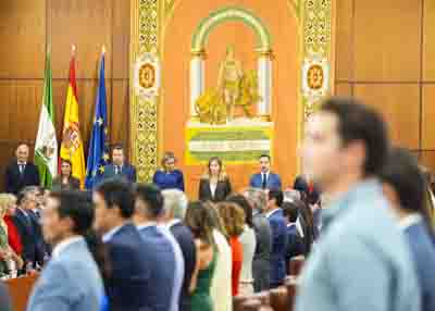 La Mesa del Parlamento de Andaluc�a durante el minuto de silencio 