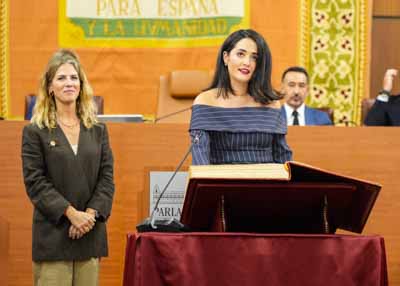 Mar�a Jos� Carmona jura acatar la Constituci�n y el Estatuto de Autonom�a para Andaluc�a en presencia de la presidenta del Parlamento, Ana Mestre
