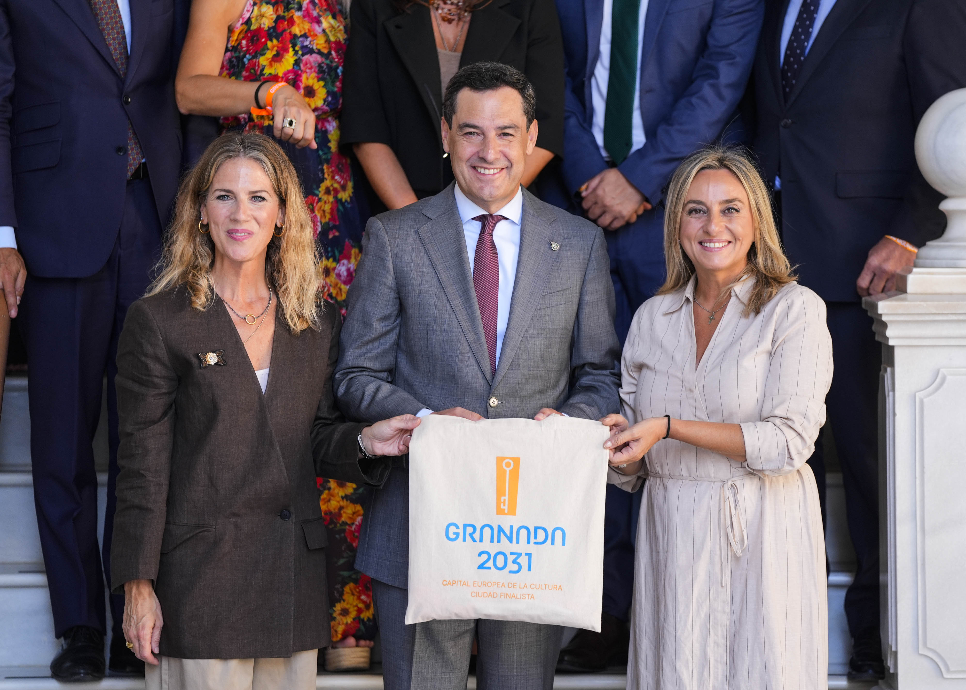   Ana Mestre, presidenta del Parlamento andaluz; Juan Manuel Moreno, presidente de la Junta de Andaluc�a; y Marifr�n Carazo, alcaldesa de Granada 