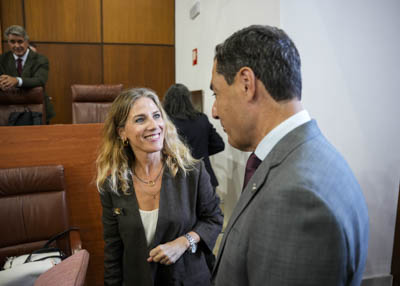  La presidenta del Parlamento, Ana Mestre, y el presidente de la Junta, Juan Manuel Moreno, al inicio de la sesi�n plenaria