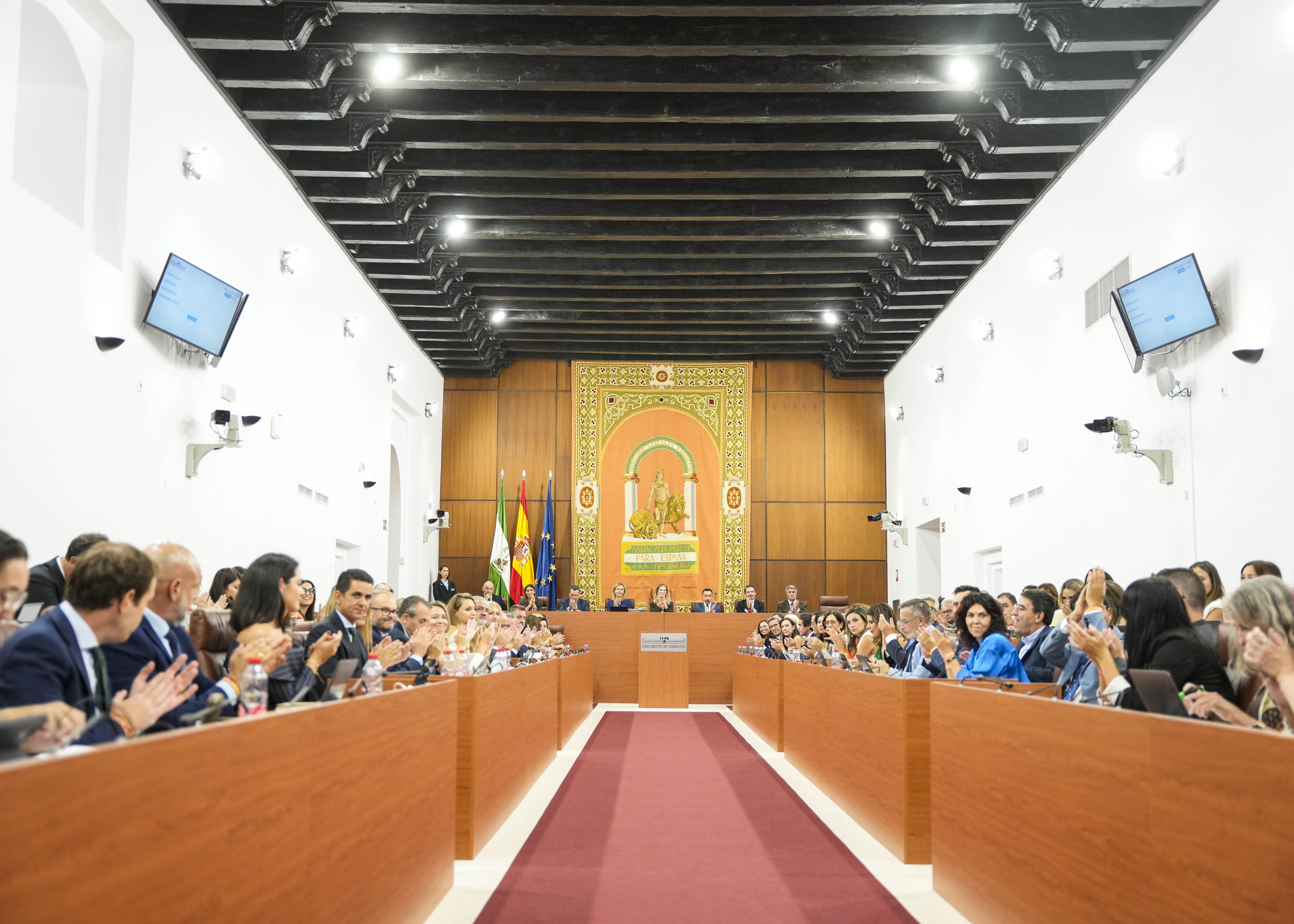 El Pleno del Parlamento aplaude tras la lectura de la declaraci�n institucional 