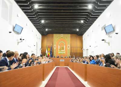 El Pleno del Parlamento aplaude tras la lectura de la declaraci�n institucional 
