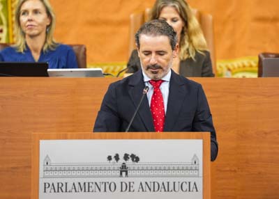 El secretario primero de la Mesa, Jos� Ram�n Carmona, da lectura al Informe de la Diputaci�n Permanente sobre los asuntos tratados durante el periodo comprendido entre los d�as 1 y 31 de agosto de 2026