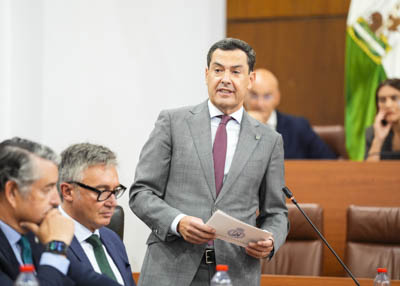 El presidente de la Junta de Andaluc�a, Juan Manuel Moreno, contesta a los portavoces parlamentarios en la sesi�n de control 