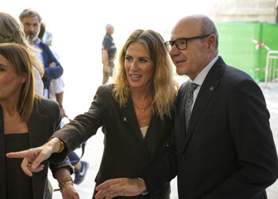 La presidenta del Parlamento, Ana Mestre, y el rector de la Universidad de Granada, Pedro Mercado 