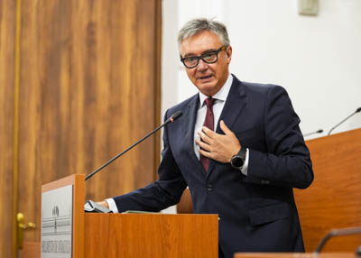  Manuel Gavira, consejero de Turismo, Justicia, Desregulaci�n y Administraci�n Local, responde a la interpelaci�n 