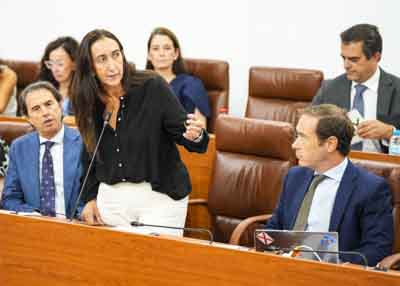  La diputada de Vox Paula Badanelli pregunta a la consejera de Servicios Sociales, Familias e Igualdad