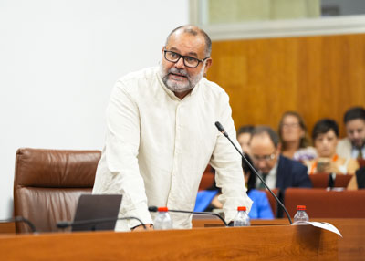   El diputado de Por Andaluc�a Rafael S�nchez Rufo se dirige al consejero de Presidencia, Sanidad y Emergencias en la sesi�n de control
