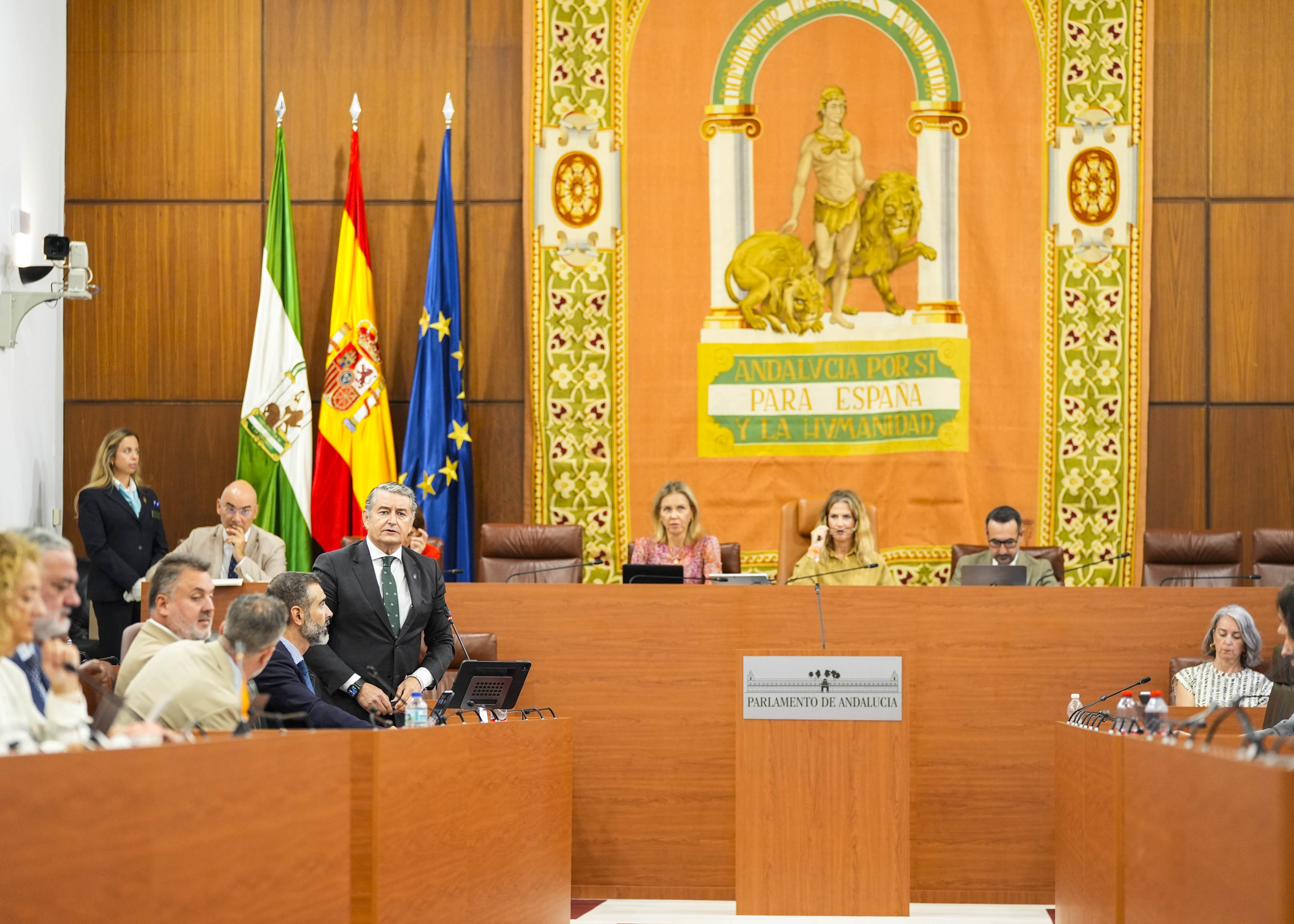  El consejero Antonio Sanz responde a las preguntas orales de los diputados en la sesi�n de control