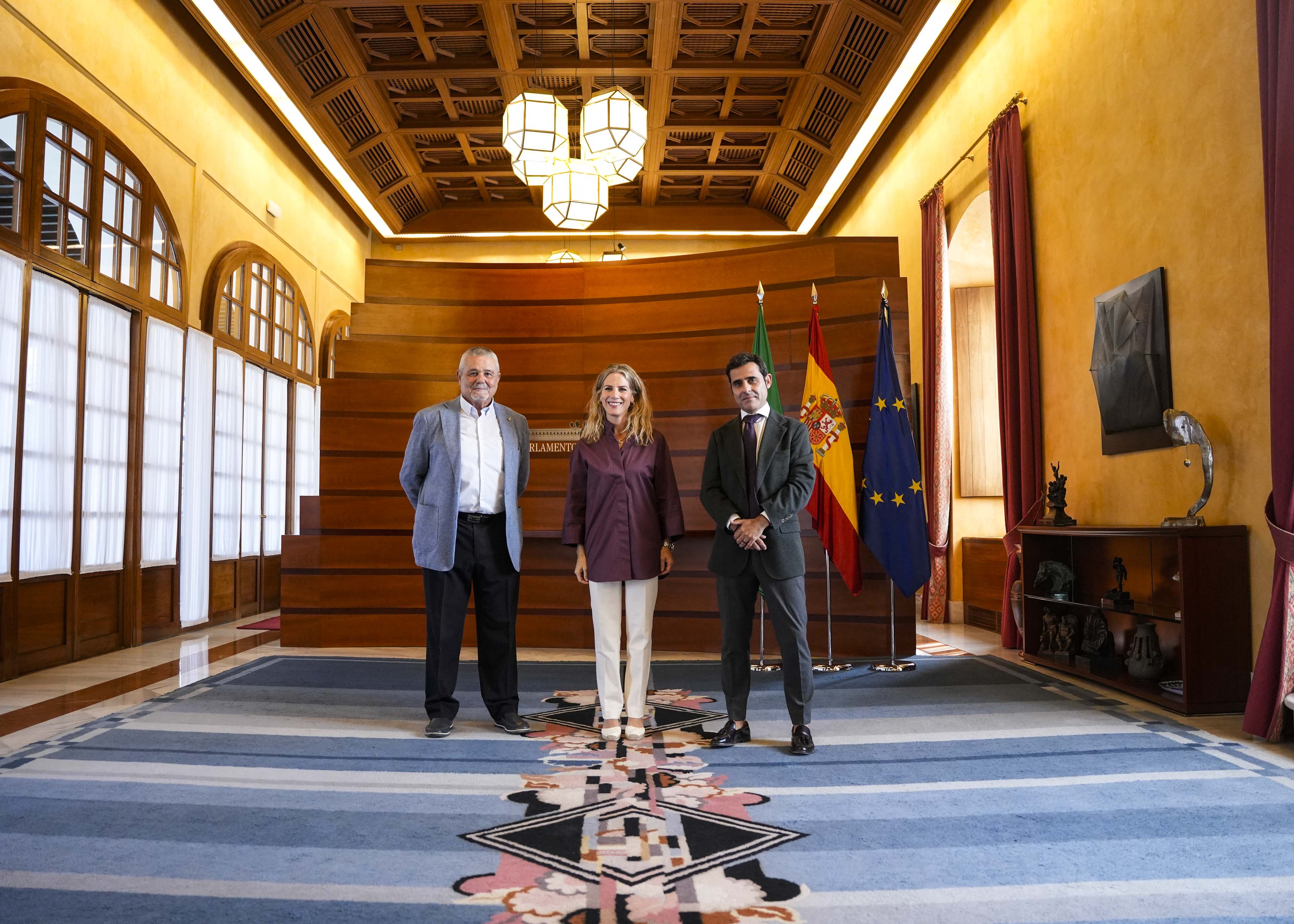   La presidenta del Parlamento recibe a APRONI
