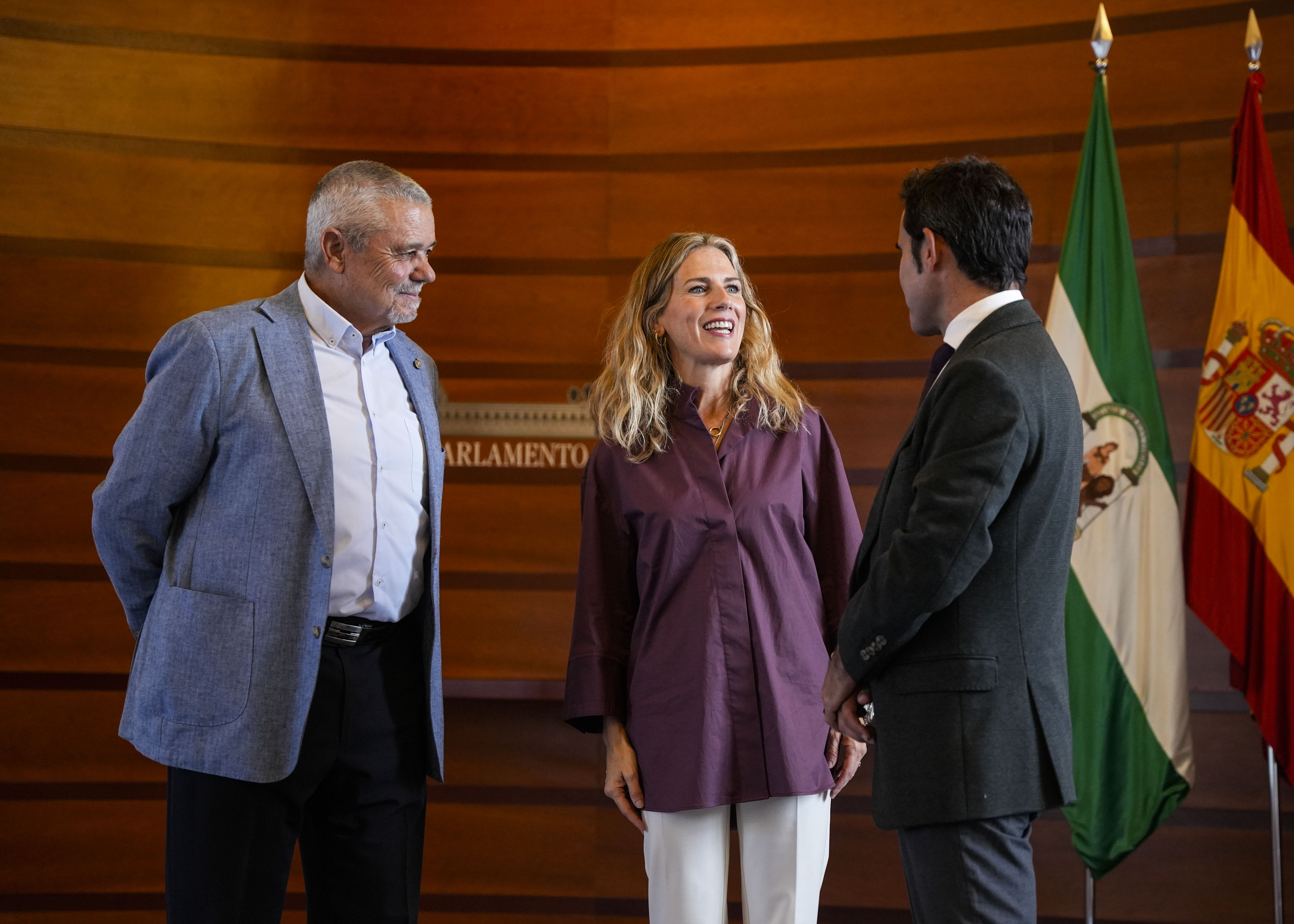   La presidenta del parlamento conversa con los directivos de la Fundaci�n APRONI