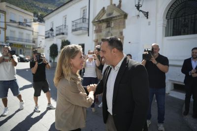  La presidenta saluda al alcalde de Ubrique