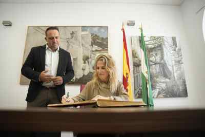  La presidenta firma en el Libro de Honor del Ayuntamiento de Ubrique