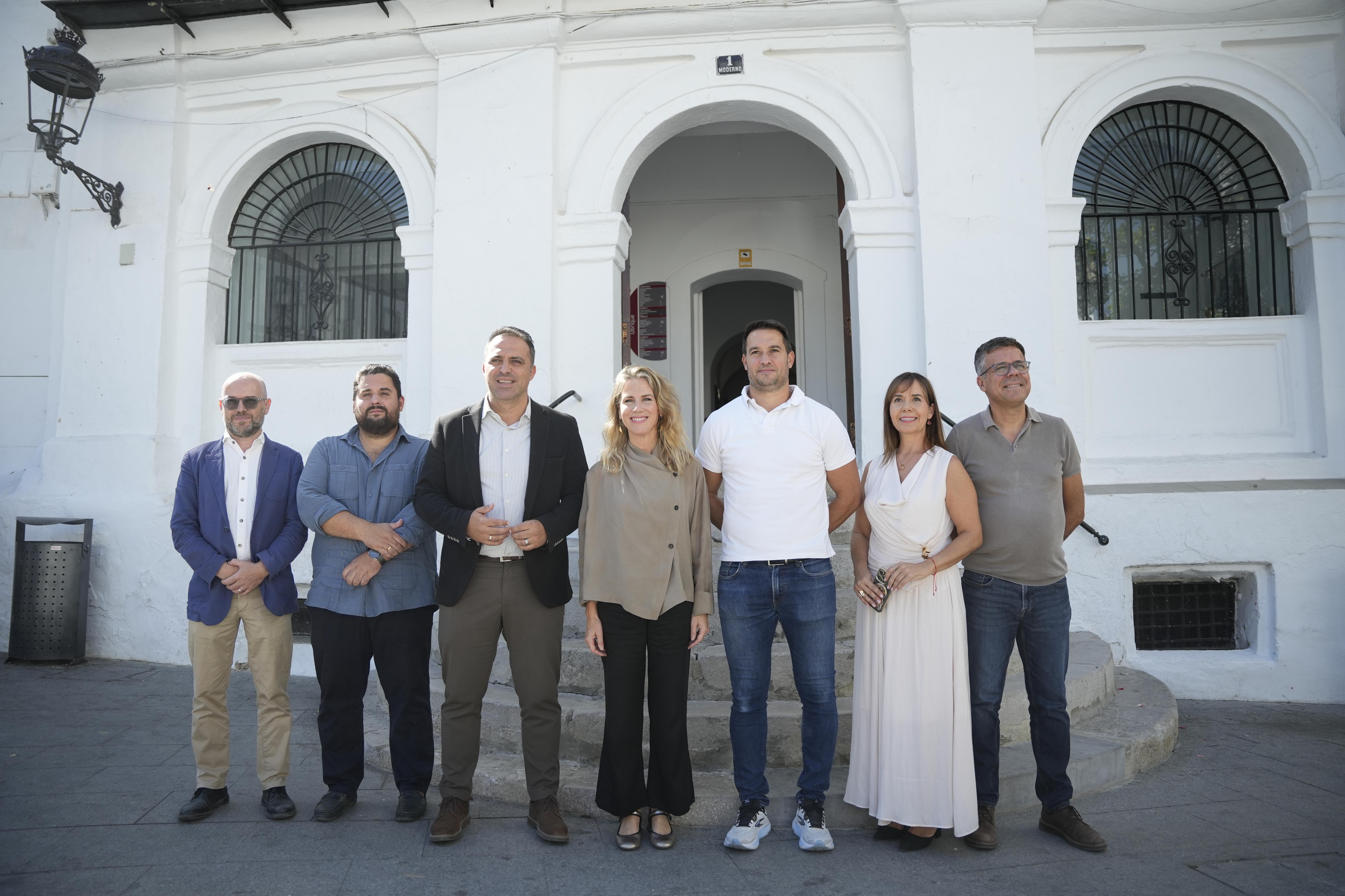  Ana Mestre junto a miembros de la corporaci�n local