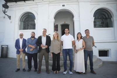  Ana Mestre junto a miembros de la corporaci�n local