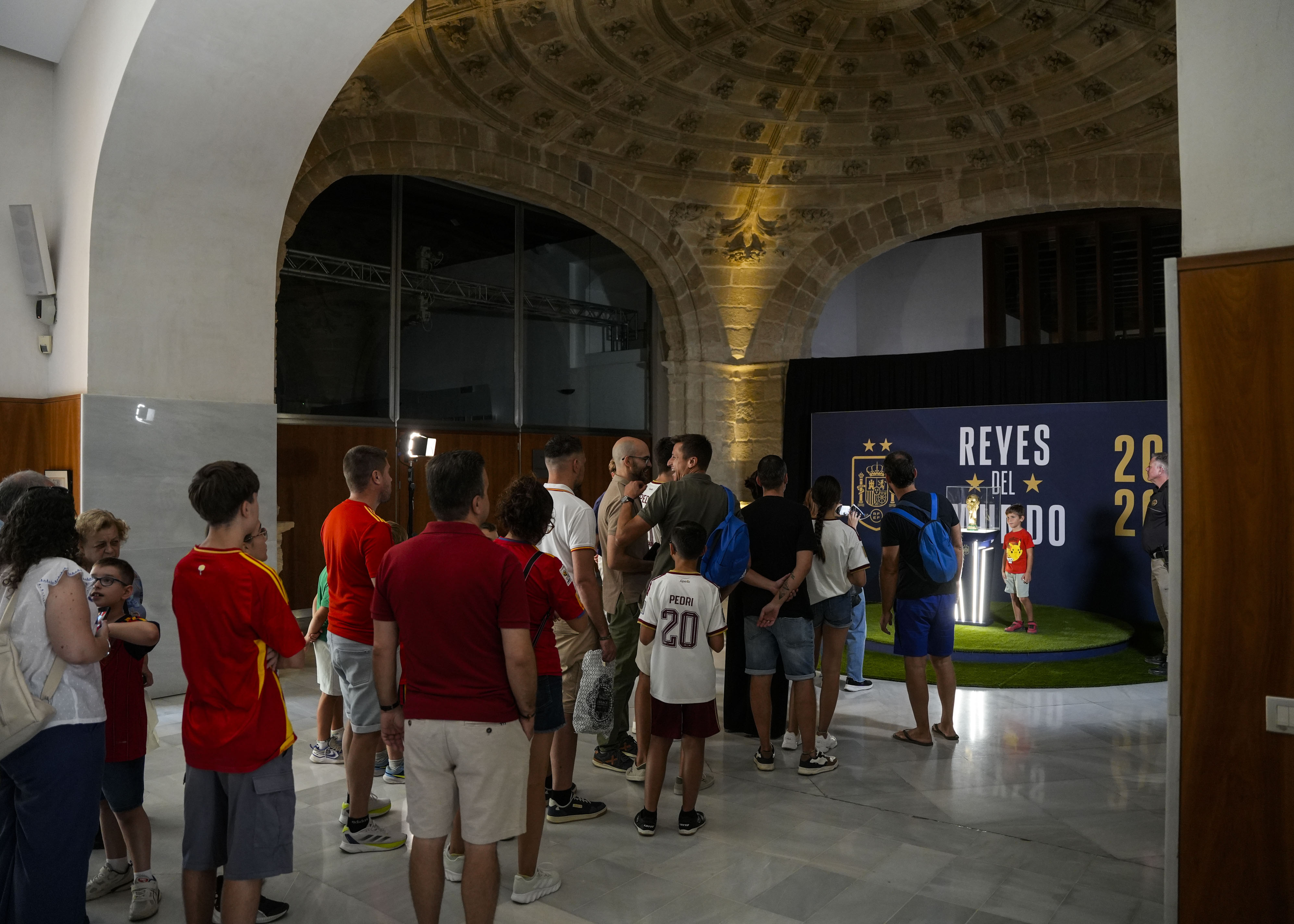 El p�blico visitando la exposici�n 