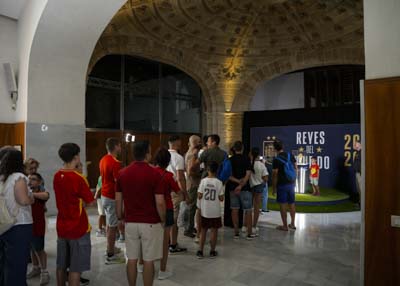 El p�blico visitando la exposici�n 