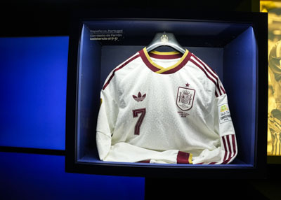  La camiseta de Ferr�n Torres que se expone en la muestra
