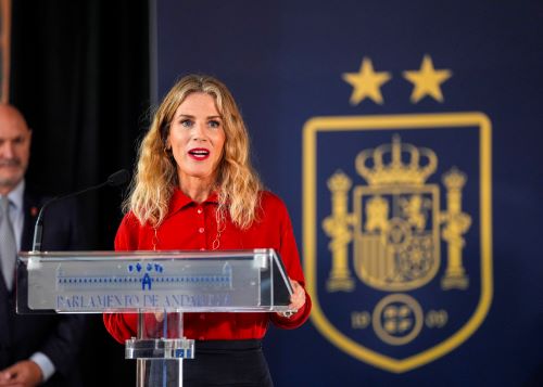  La presidenta del Parlamento, Ana Mestre, se dirige a los numerosos asistentes al acto