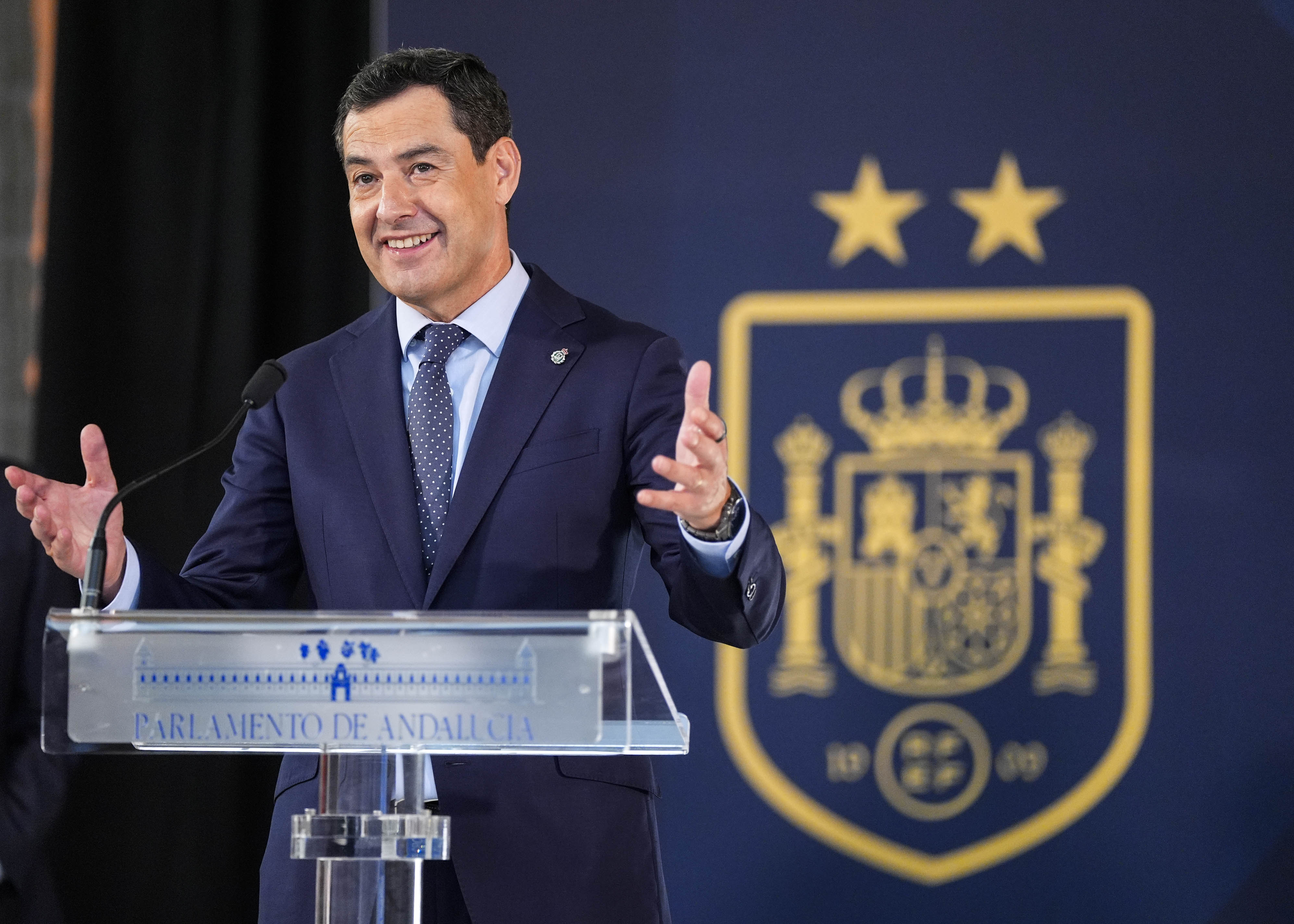   Juan Manuel Moreno, presidente de la Junta de Andaluc�a, se dirige a los invitados al acto