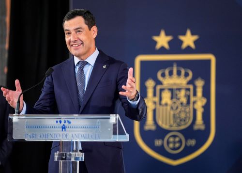   Juan Manuel Moreno, presidente de la Junta de Andaluc�a, se dirige a los invitados al acto
