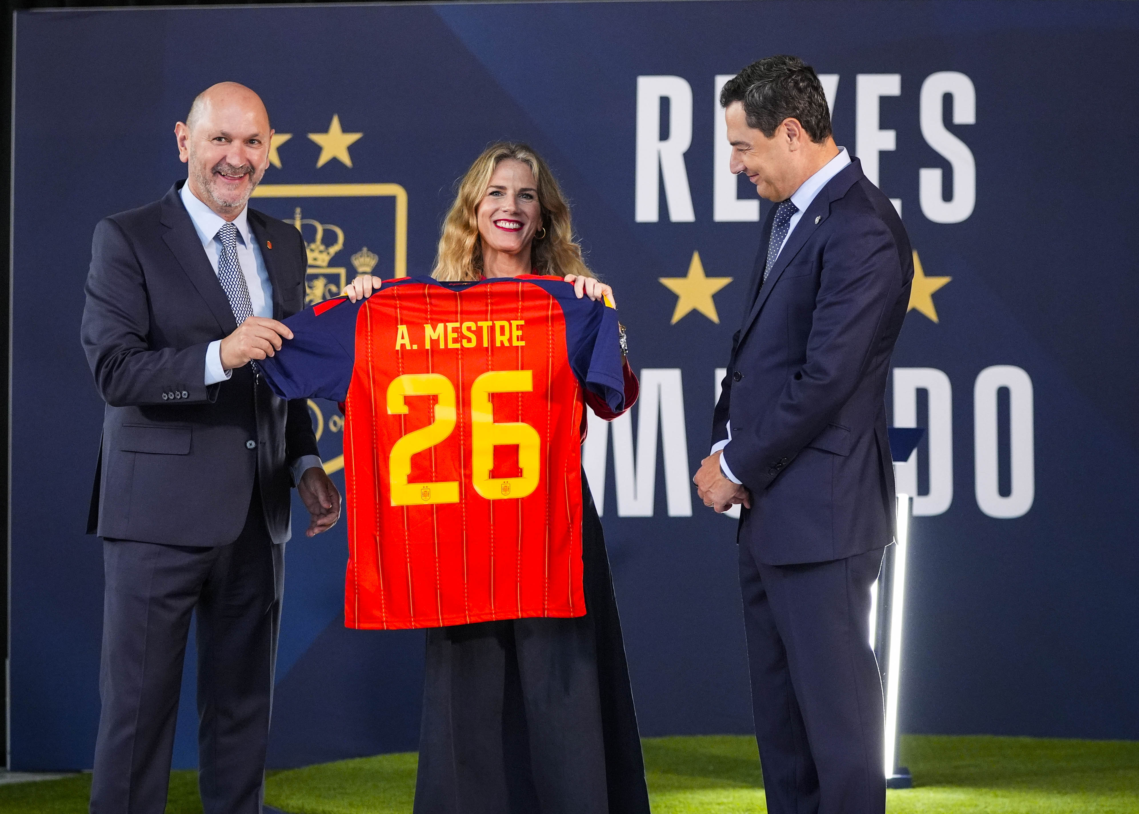  La presidenta del Parlamento, Ana Mestre, recibe una camiseta de la selecci�n espa�ola con su nombre