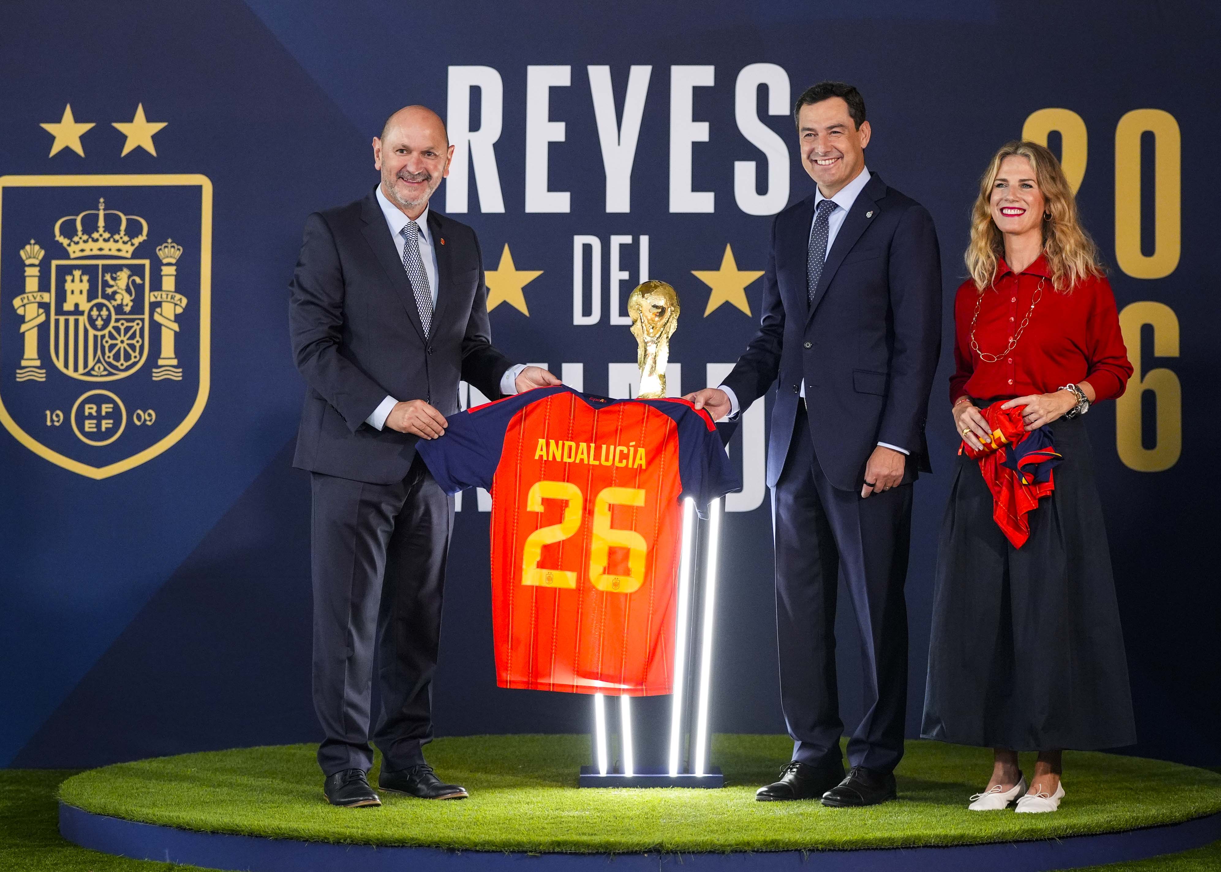 Juan Manuel Moreno recibe una camiseta de la selecci�n espa�ola de f�tbol de manos de Rafael Louz�n