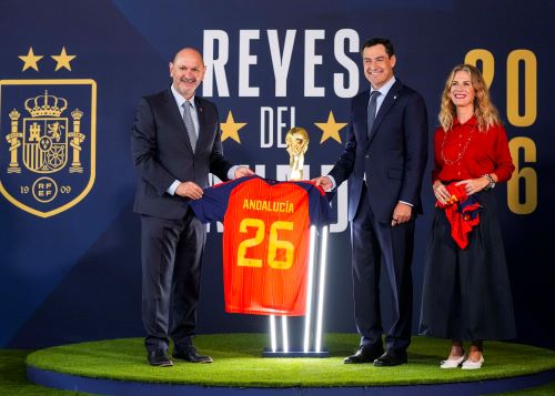  Juan Manuel Moreno recibe una camiseta de la selecci�n espa�ola de f�tbol de manos de Rafael Louz�n