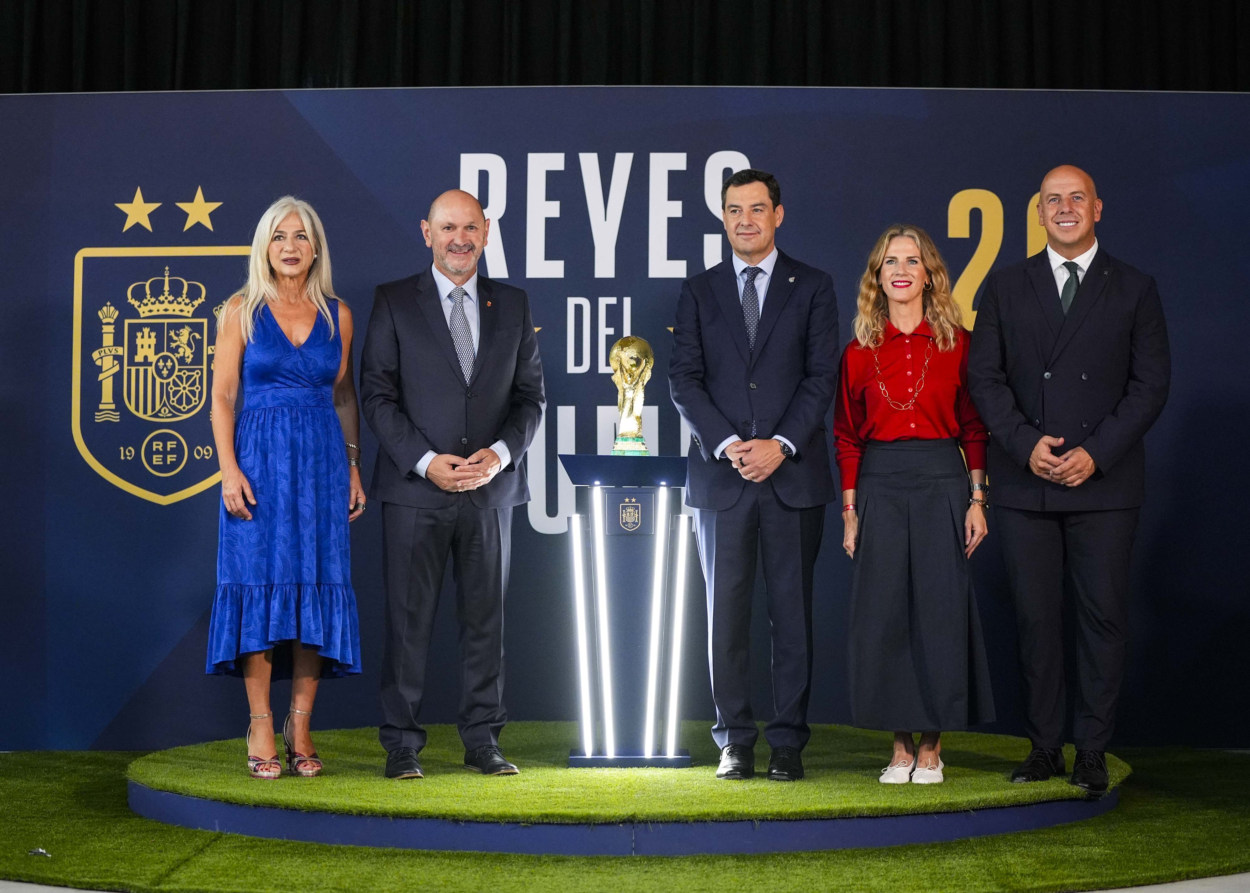  Patricia del Pozo, Rafael Louz�n, Juan Manuel Moreno, Ana Mestre y Pedro Curtido posan con la Copa de campeones del Mundo
