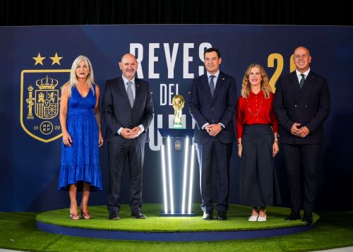  Patricia del Pozo, Rafael Louz�n, Juan Manuel Moreno, Ana Mestre y Pedro Curtido posan con la Copa de campeones del Mundo
