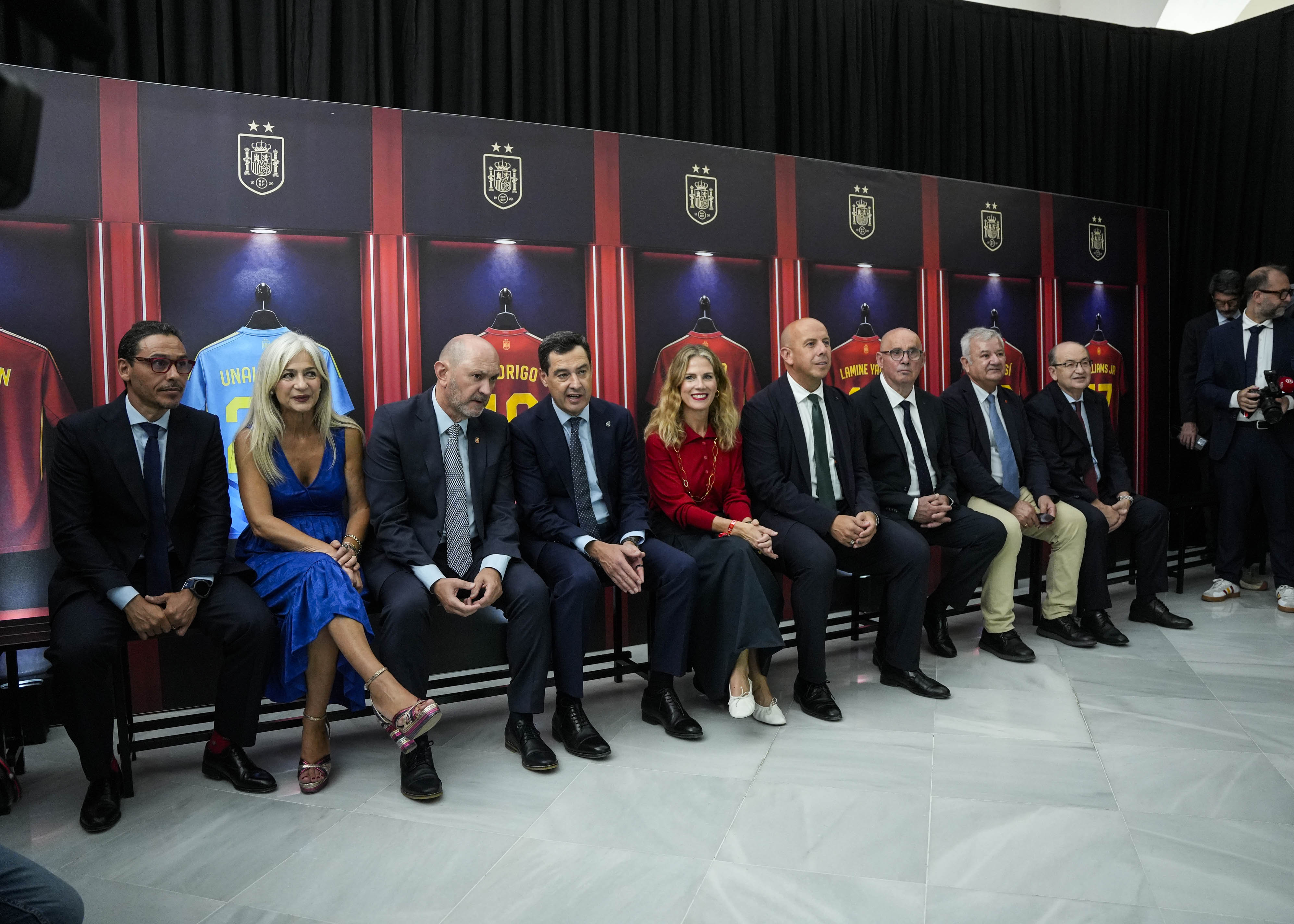   Asistentes al acto visualizan el documental sobre la consecuci�n de la Copa del Mundo que se proyecta en la exposici�n "Reyes del Mundo"
