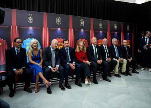   Asistentes al acto visualizan el documental sobre la consecuci�n de la Copa del Mundo que se proyecta en la exposici�n "Reyes del Mundo"