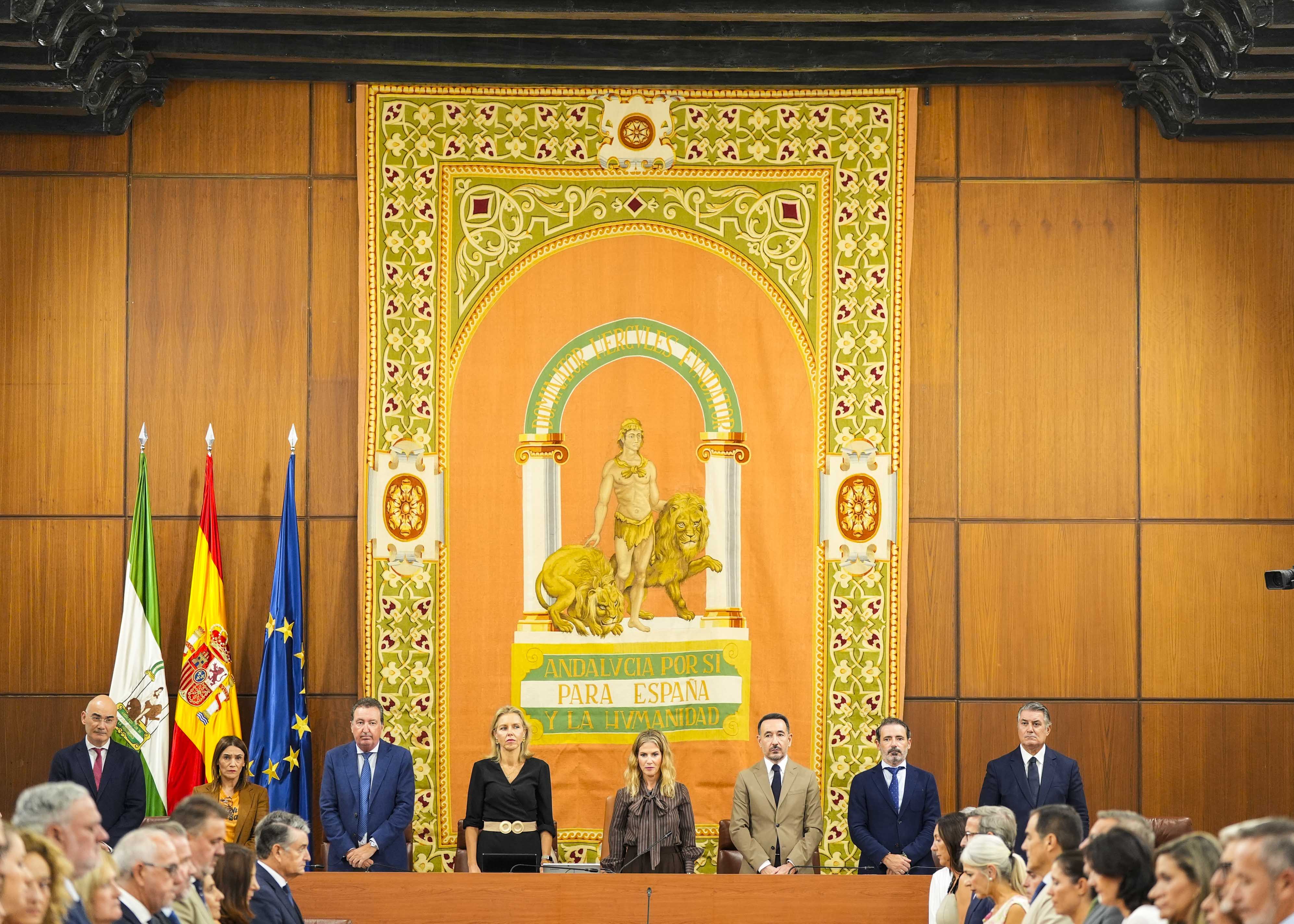  La Mesa del Parlamento durante el minuto de silencio con el que se ha iniciado el Pleno
