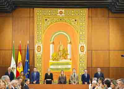  La Mesa del Parlamento durante el minuto de silencio con el que se ha iniciado el Pleno