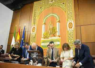 La Mesa del Parlamento cuenta los votos durante la elecci�n de los miembros del Consejo de Asuntos Taurinos