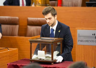 Un ujier procede a retirar la urna tras la votaci�n de los diputados 