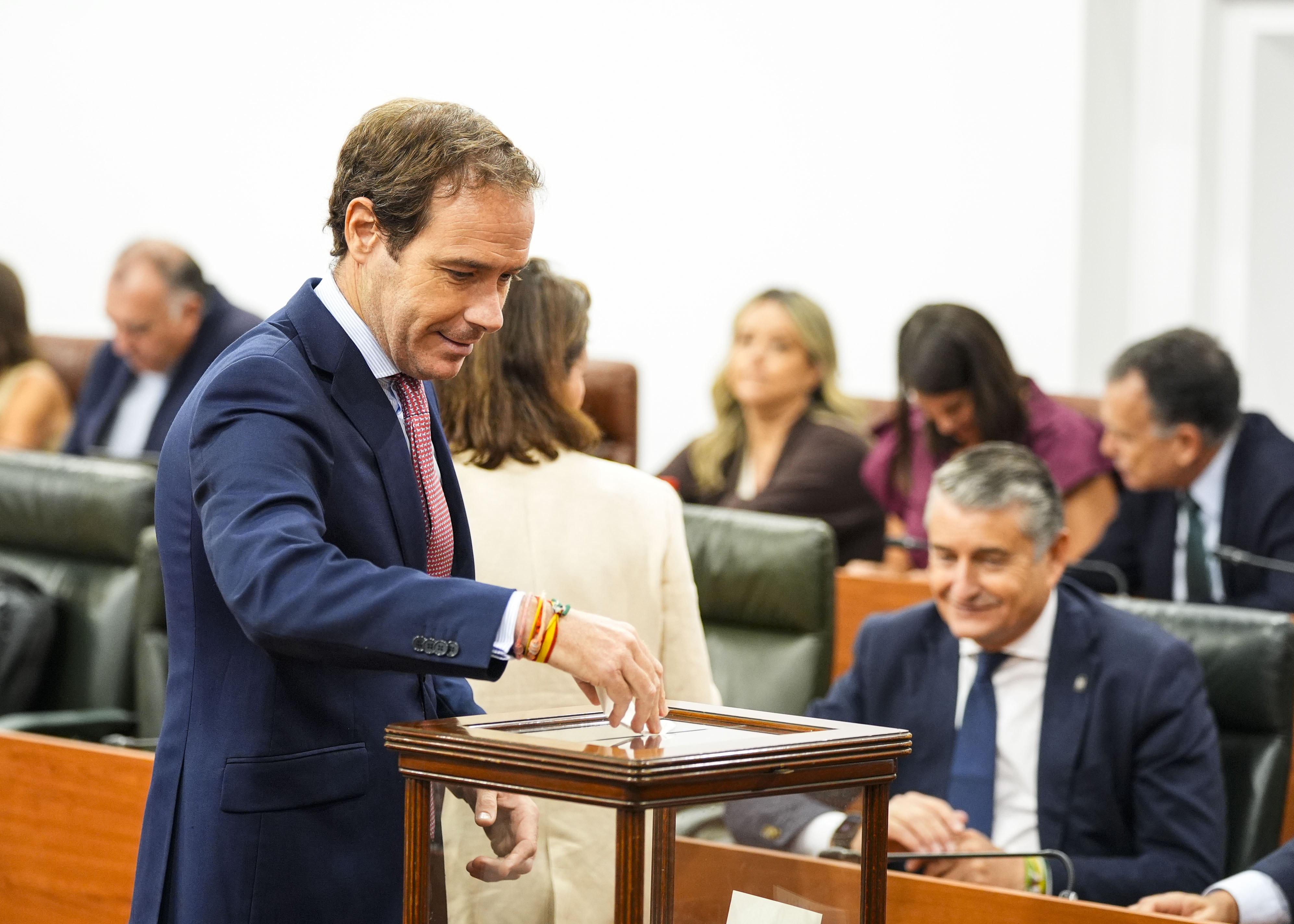 El portavoz de Vox, Javier Cort�s, votando en la urna
